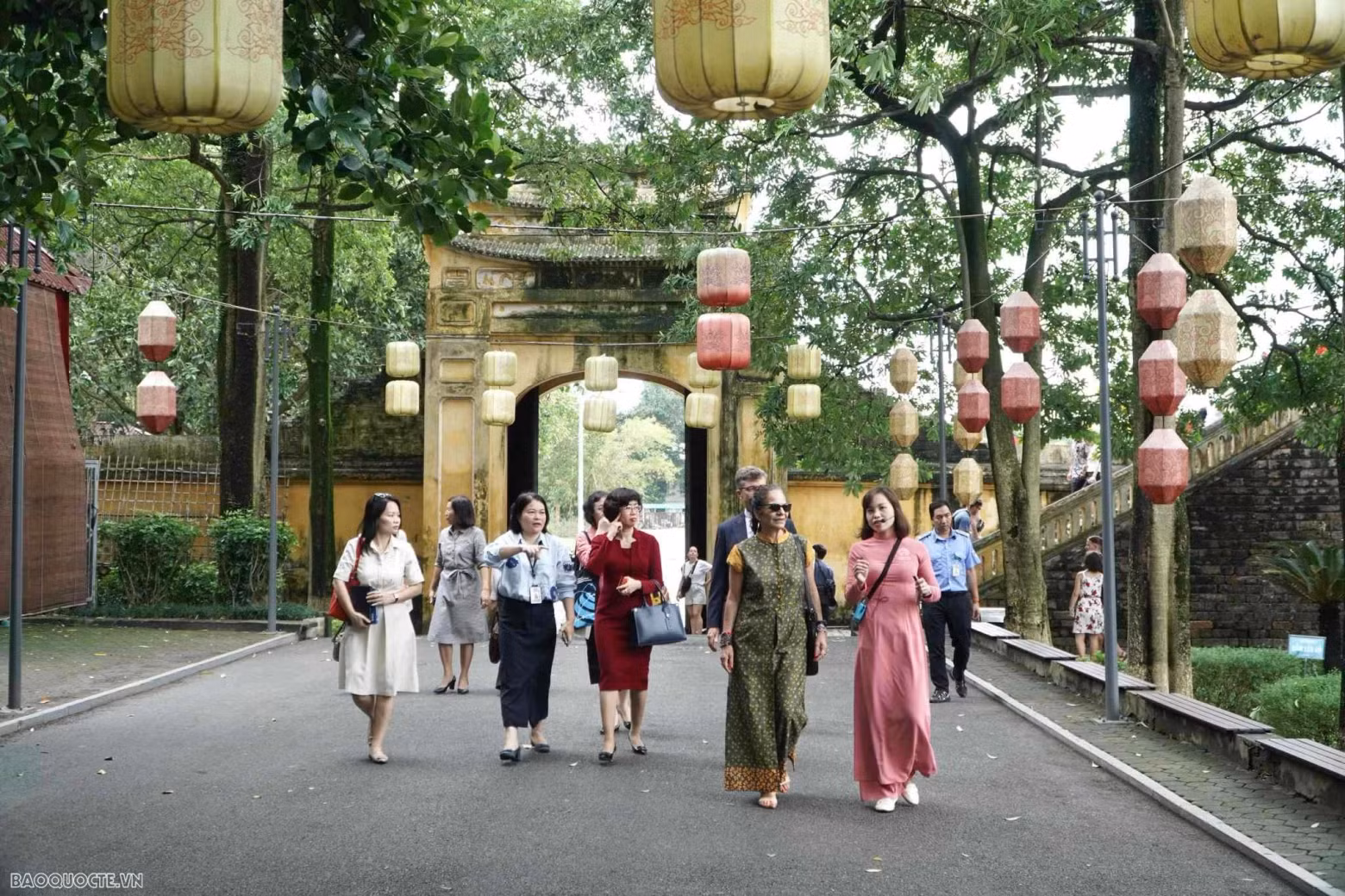Les délégués traversent la porte Doan Môn et visité le bâtiment français jusqu’au site du Palais de Kinh Thiên. Photo : baoquocte.vn Les délégués traversent la porte Doan Môn et visité le bâtiment français jusqu’au site du Palais de Kinh Thiên. Photo : baoquocte.vn
