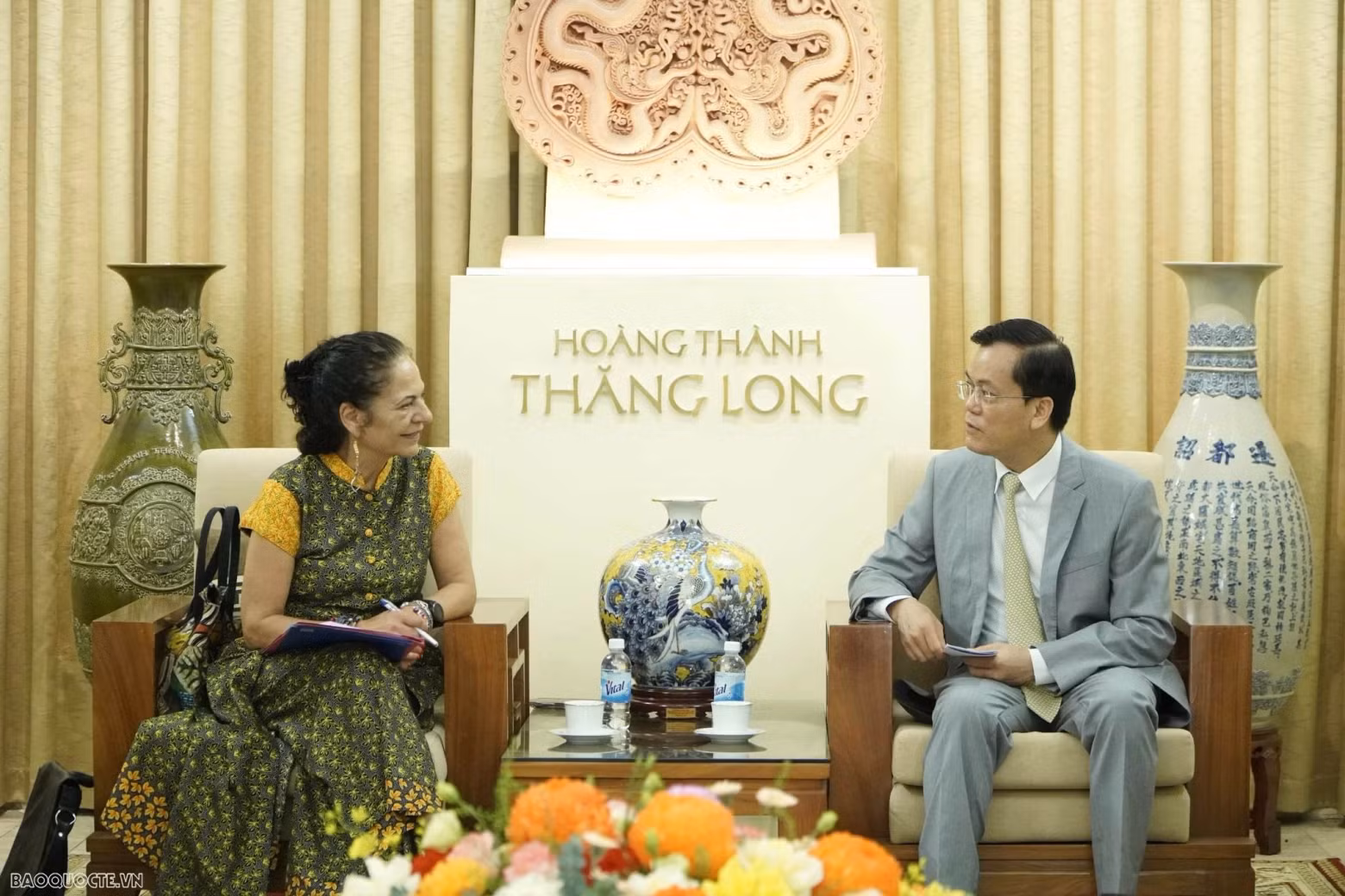 Le vice-ministre des Affaires étrangères, Hà Kim Ngoc (à droite) et l'assistante du directeur général de l’UNESCO pour les sciences naturelles, Lidia Brito. Photo : baoquocte.vn Le vice-ministre des Affaires étrangères, Hà Kim Ngoc (à droite) et l'assistante du directeur général de l’UNESCO pour les sciences naturelles, Lidia Brito. Photo : baoquocte.vn