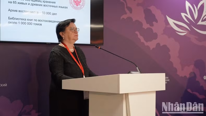 L'oratrice russe a présenté sa recherche scientifique à la conférence. Photo : nhandan.vn