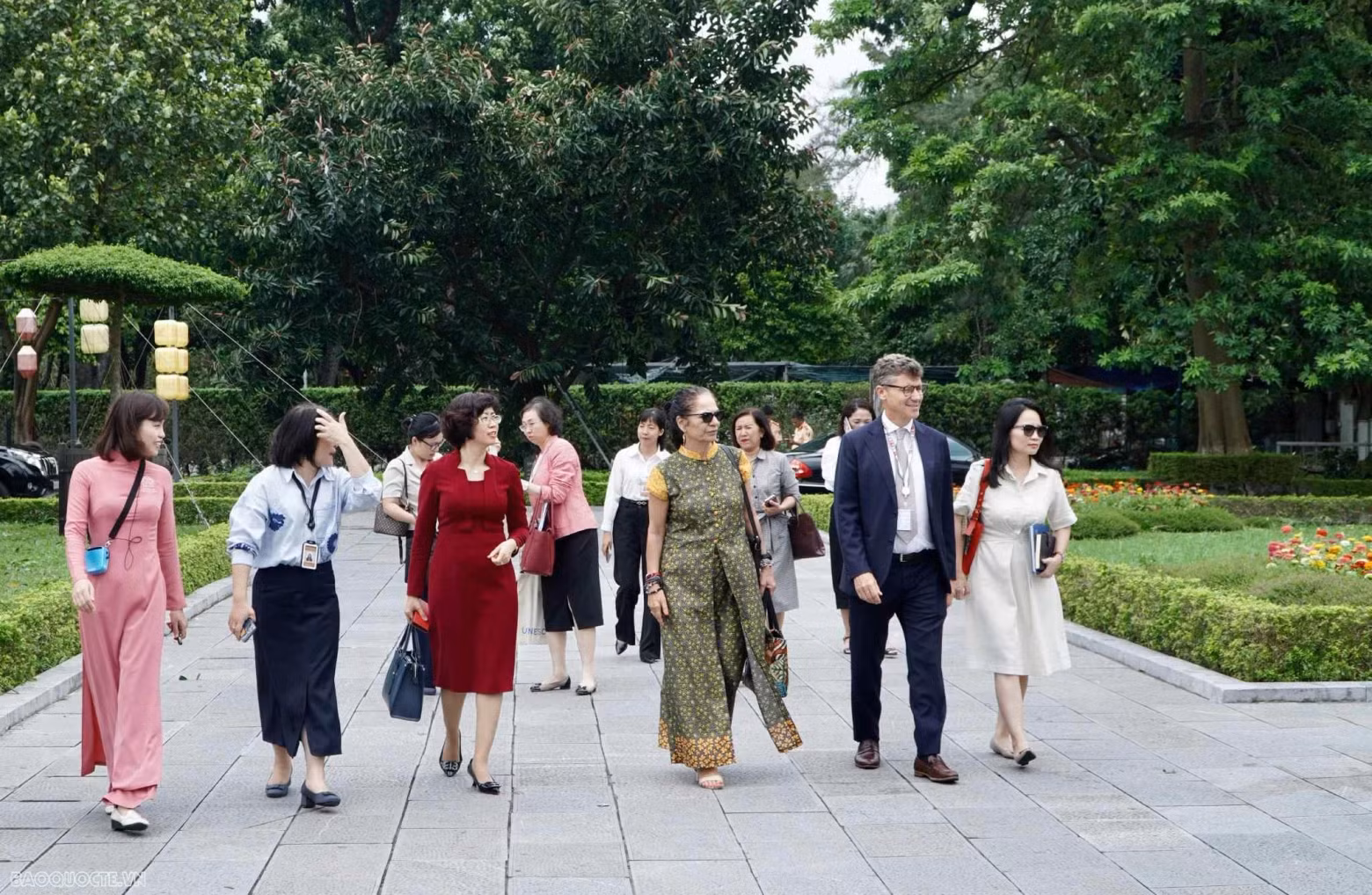 L’assistante du directeur général de l’UNESCO pour les sciences naturelles, Lidia Brito et sa délégation à la citadelle impériale de Thang Long. Photo : baoquocte.vn L’assistante du directeur général de l’UNESCO pour les sciences naturelles, Lidia Brito et sa délégation à la citadelle impériale de Thang Long. Photo : baoquocte.vn