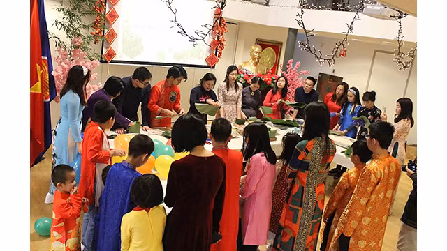 La préparation de « bánh chưng », à l'occasion du Têt traditionnel, est progressivement devenu une habitude. Photo : baoquocte.vn