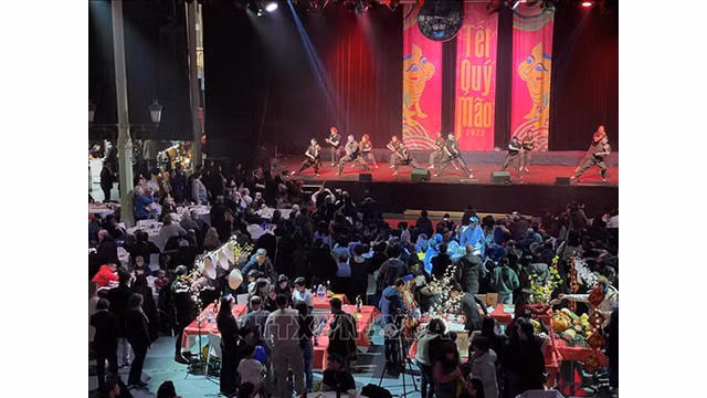 Le Têt traditionnel célébré en banlieue parisienne propose de nombreuses activités culturelles et artistiques uniques. Photo : VNA.