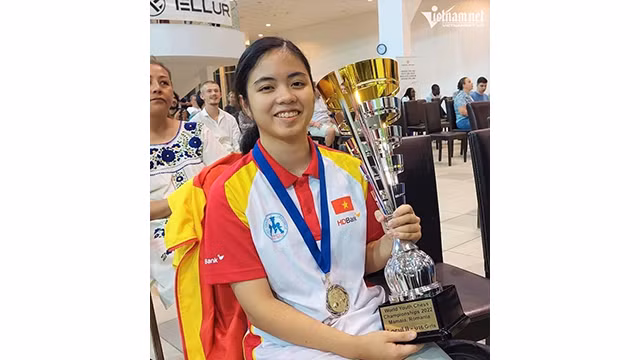 Hong Nhung a décroché une médaille d'argent dans la catégorie U16 lors de la Coupe du monde d'échecs de la jeunesse 2022. Photo : Vietnamnet.