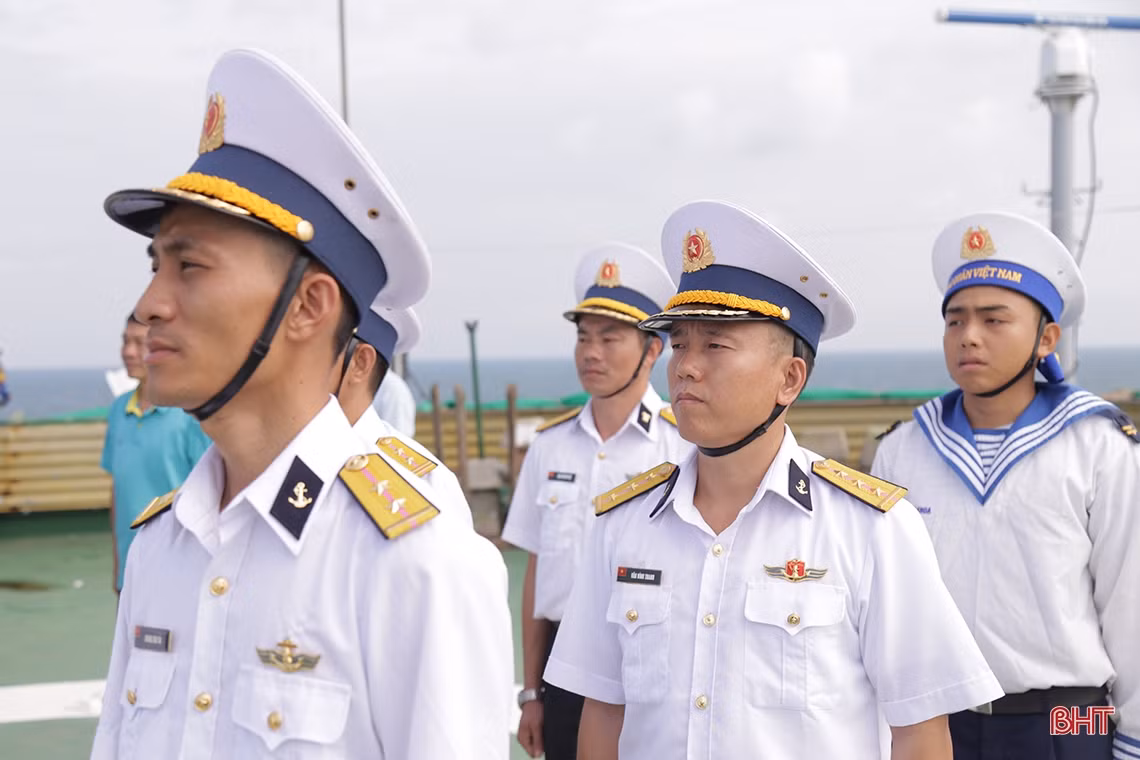 Les officiers et soldats de la plate-forme ont participé avec des uniformes appropriés. Photo : baohatinh.vn