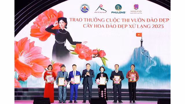 Le Comité d'organisation a décerné les prix du concours de beaux jardins de pêcher et de belles fleurs de pêcher, attribué également des prix du concours de peinture des fleurs de pêcher du pays de Lang 2023. Photo : vneconomy.vn