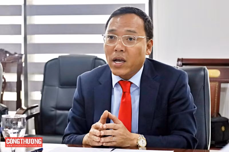 Le vice-ministre Nguyen Hoang Long remercie la partie indienne pour son accompagnement et son soutien continus et opportuns, permettant au Vietnam de signer l’accord-cadre ISA. Photo : Tapchicongthuong.