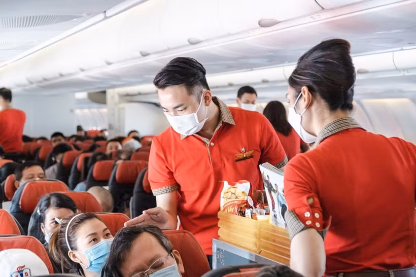 Personnel de cabine servant les passagers. Photo : Vietjet Air. Personnel de cabine servant les passagers. Photo : Vietjet Air.