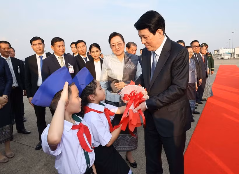 Le président vietnamien Luong Cuong à l’aéroport international de Wattay, à Vientiane, au Laos. Photo : VNA.