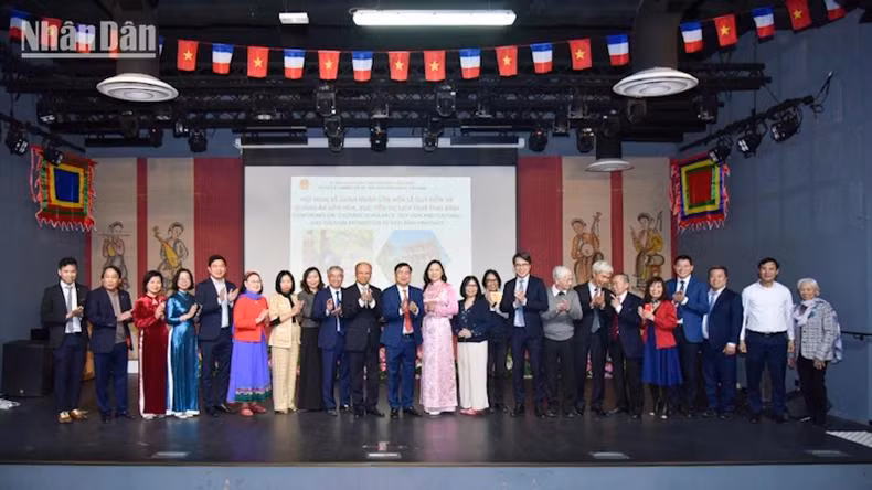 Les dirigeants de Thai Binh posent avec les délégués. Photo : NDEL.