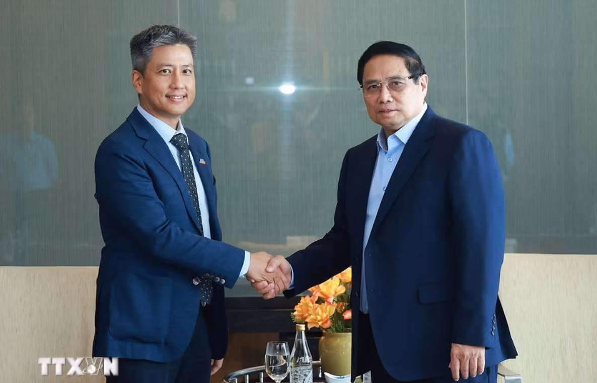 Le Premier ministre Pham Minh Chinh (droite) reçoit Kulachet Dharachandra, directeur général de la Sarl de Long Son. Photo: VNA. Le Premier ministre Pham Minh Chinh (droite) reçoit Kulachet Dharachandra, directeur général de la Sarl de Long Son. Photo: VNA.