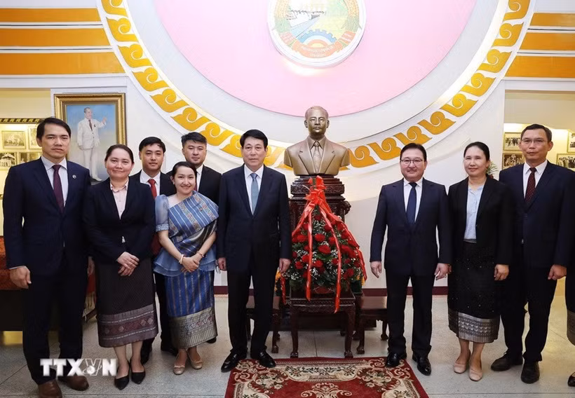 Le président Luong Cuong et la délégation vietnamienne visitent la Maison commémorative du président Souphanouvong. Photo : VNA.