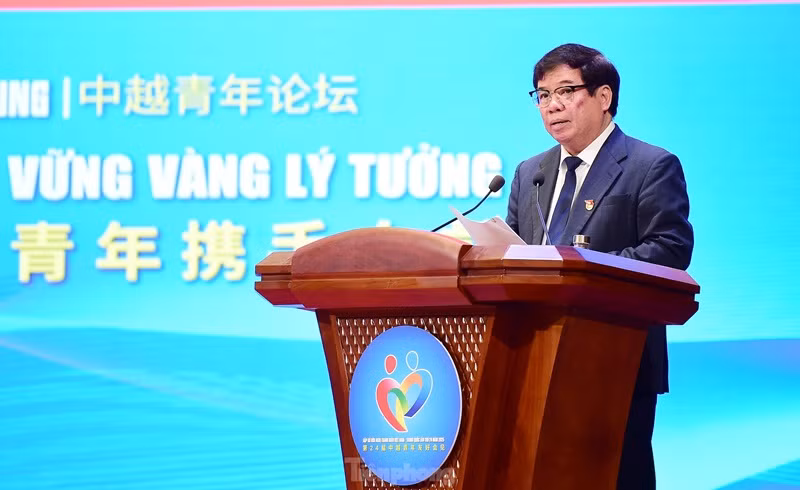 Le Dr Nguyên Viet Thao, professeur associé et ancien directeur adjoint de l'Académie nationale de politique Hô Chi Minh, prend la parole lors du forum. Photo : Tienphong.