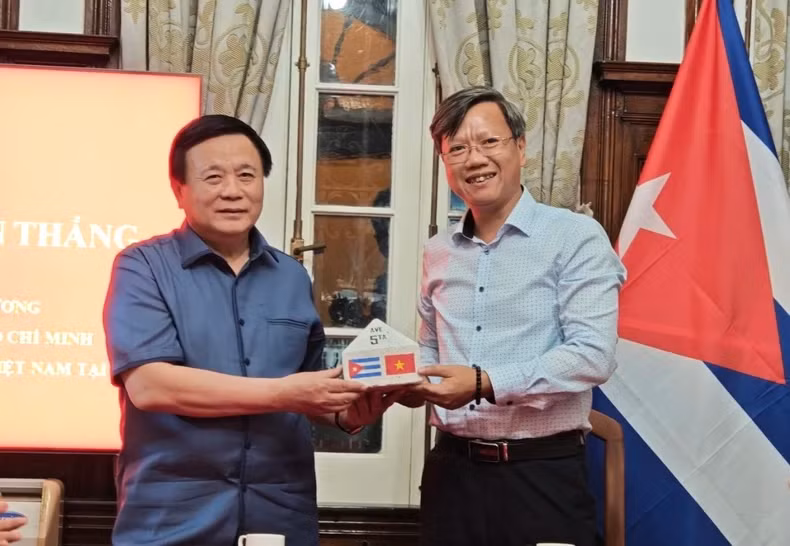L’ambassadeur Le Quang Long présente un souvenir au camarade Nguyen Xuan Thang (gauche). Photo : L’ambassade du Vietnam à Cuba.