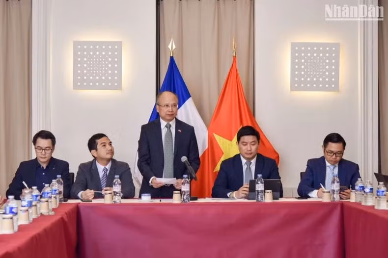 L’ambassadeur du Vietnam en France Dinh Toan Thang salue la fondation de VietNuc. Photo : NDEL.