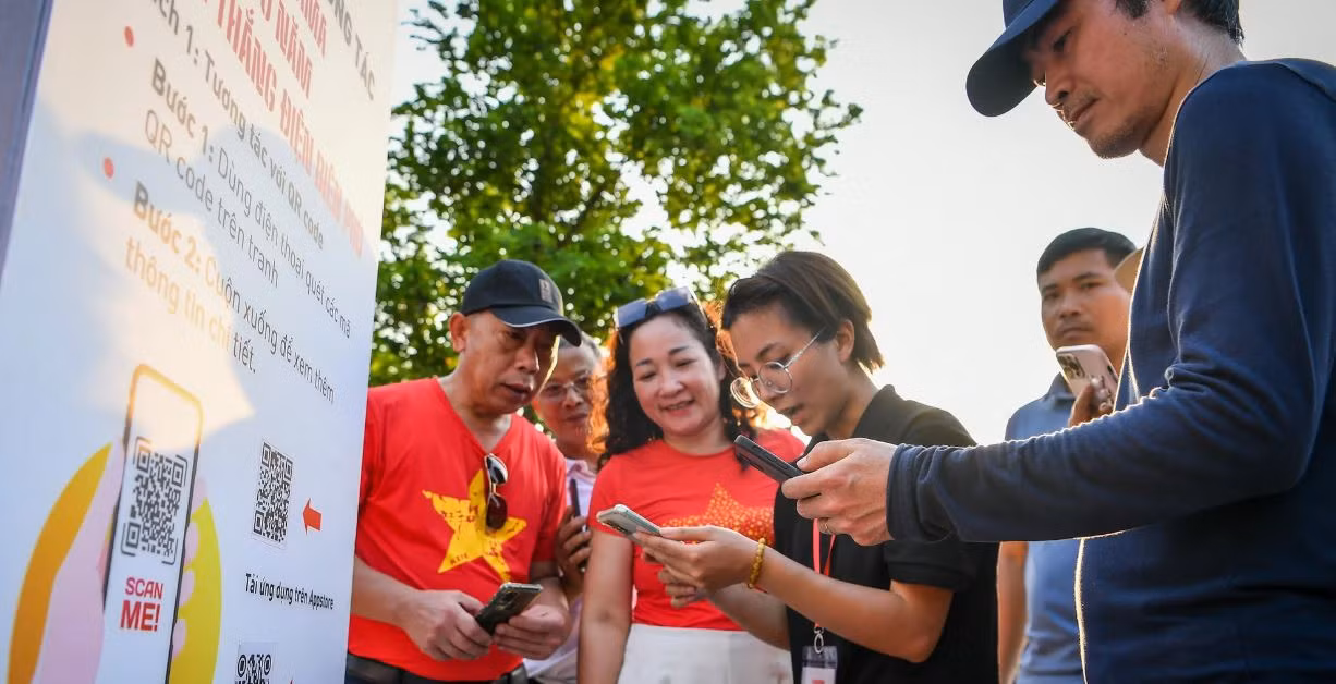 Les amateurs de technologie peuvent expérimenter l'interaction en utilisant leur téléphone pour scanner les codes QR sur les peintures ou en téléchargeant une application pour visualiser des images animées grâce à la technologie de réalité augmentée (AR). Photo: NDEL