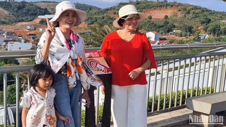 Les visiteurs sont ravis d'utiliser cette nouvelle technologie avec les panneaux de check-in équipés de puces NFC. Photo: nhandan.vn