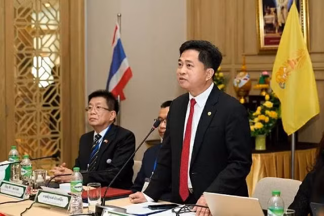 Le consul général du Vietnam à Khon Kaen, Dinh Hoàng Linh, s'exprime lors du forum. Photo: baoquocte.vn