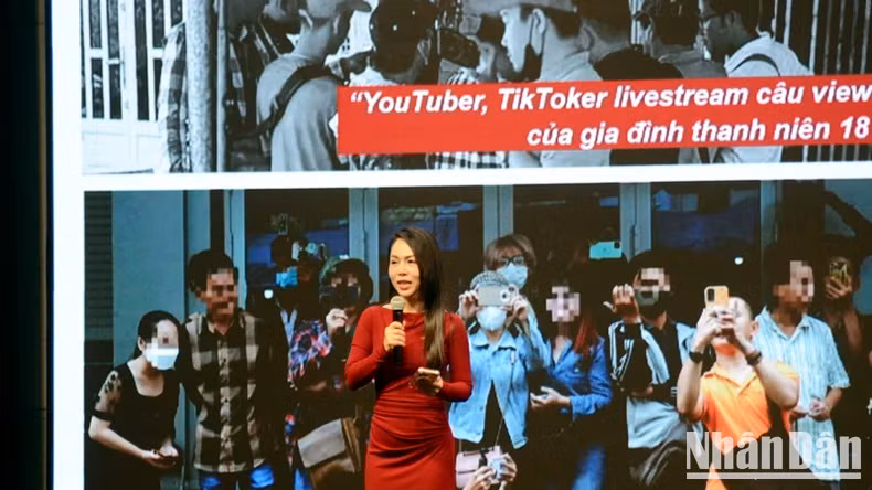 La journaliste Pham Thu Hiên, vice-cheffe du Service de développement et de vente de contenus numériques au Centre de production et de développement de contenus numériques relevant de la Télévision du Vietnam, prend la parole lors de l'événement. Photo : nhandan.vn