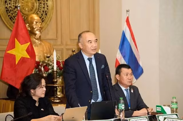 Le vice-président du Comité d'État chargé des Vietnamiens de l'étranger, Nguyên Manh Dông, prend la parole lors de l'événement. Photo: baoquocte.vn