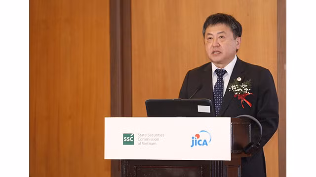 Le représentant en chef du Bureau de la JICA au Vietnam, Shimizu Akira, prend la parole lors de la conférence. Photo : NDEL.