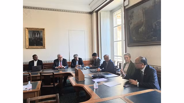 L’ambassadeur Dinh Toàn Thang assiste à la session de lancement du Groupe de Parlementaires d’Amitié franco-vietnamienne pour le nouveau mandat à l’Assemblée nationale française. Photo : baoquocte.vn