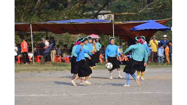 Lors de la fête annuelle de Soong Co, les femmes de l'ethnie San Chi (commune de Huc Dong) portent avec enthousiasme des robes traditionnelles pour se rendre sur le terrain de football. Photo : baodautu.vn Lors de la fête annuelle de Soong Co, les femmes de l'ethnie San Chi (commune de Huc Dong) portent avec enthousiasme des robes traditionnelles pour se rendre sur le terrain de football. Photo : baodautu.vn