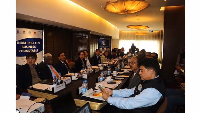 Lors de la conférence Inde-Phu Yên sur le thème du commerce et de l’investissement qui s’est tenue le 24 novembre 2023 à New Delhi en Inde, le président du Comité populaire provincial de Phu Yên a invité les entreprises et les investisseurs indiens à venir investir à Phu Yên. Photo : baodautu.vn Lors de la conférence Inde-Phu Yên sur le thème du commerce et de l’investissement qui s’est tenue le 24 novembre 2023 à New Delhi en Inde, le président du Comité populaire provincial de Phu Yên a invité les entreprises et les investisseurs indiens à venir investir à Phu Yên. Photo : baodautu.vn