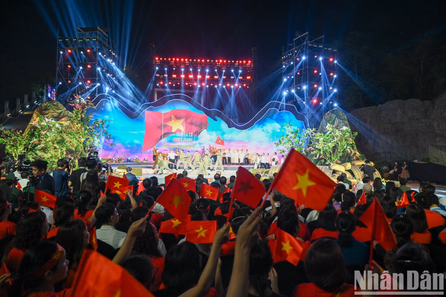 La forêt de drapeaux rouges avec des étoiles jaunes a été créée par le public de la ville de Diên Biên Phu lors du programme. Photo : nhandan.vn