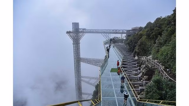 Le pont de verre de Rông Mây, est situé au sommet du col d'Ô Quy Hô dans la province de Lai Châu, au nord du Vietnam. Photo: baoquocte.vn