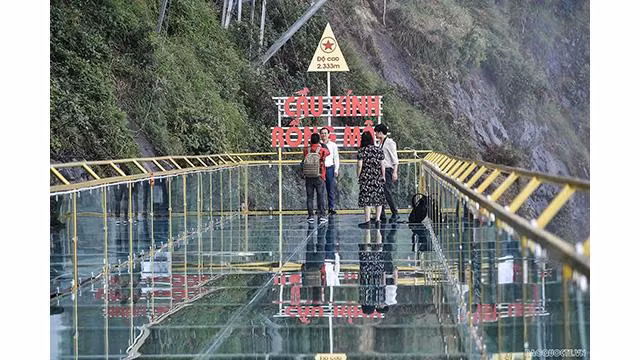 Un point de prise de photos à ne pas manquer lors de la visite du pont en verre. Photo: baoquocte.vn
