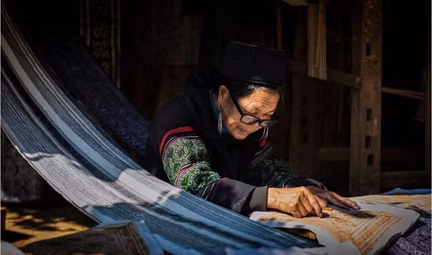 La teinture en indigo des tissus chez les communautés ethniques Dao et Mong sont des expériences inoubliables. Photo: Dantocmiennui.vn La teinture en indigo des tissus chez les communautés ethniques Dao et Mong sont des expériences inoubliables. Photo: Dantocmiennui.vn