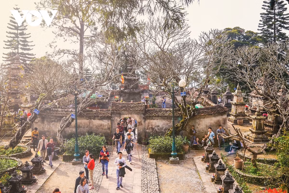 Le jardin des stupas dans la zone de la pagode Hoa Yen à plus de 500 mètres d’altitude, où reposent les moines Truc Lam, dont les reliques du roi bouddhiste sont placées dans le stupa Hue Quang.