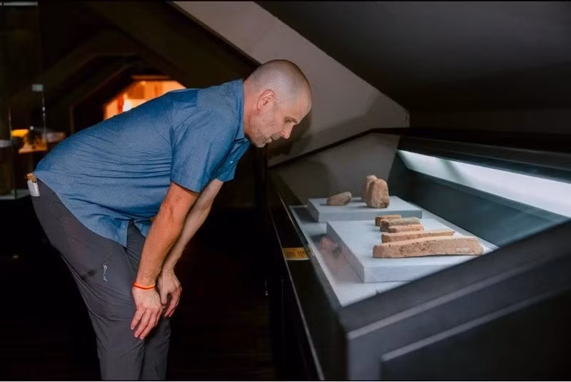 Professeur associé, Shannon Gramse, admirant les artefacts de la culture Óc Eo.