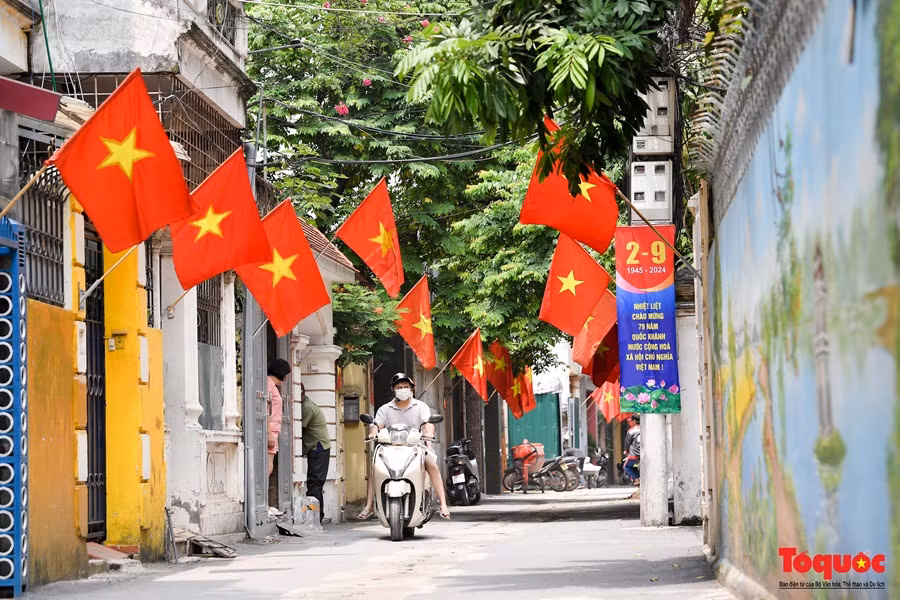 De nombreuses petites rues resplendissent également du drapeau national rouge.