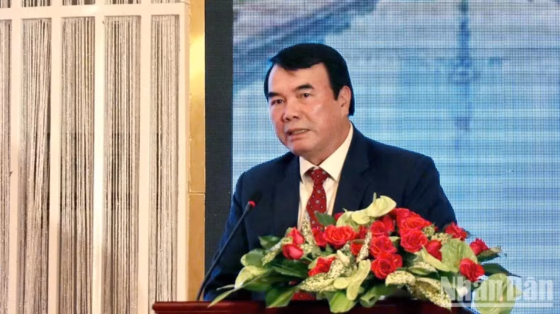 Le vice-président du Comité populaire provincial de Lam Dong, Pham S, a pris la parole lors de la conférence.