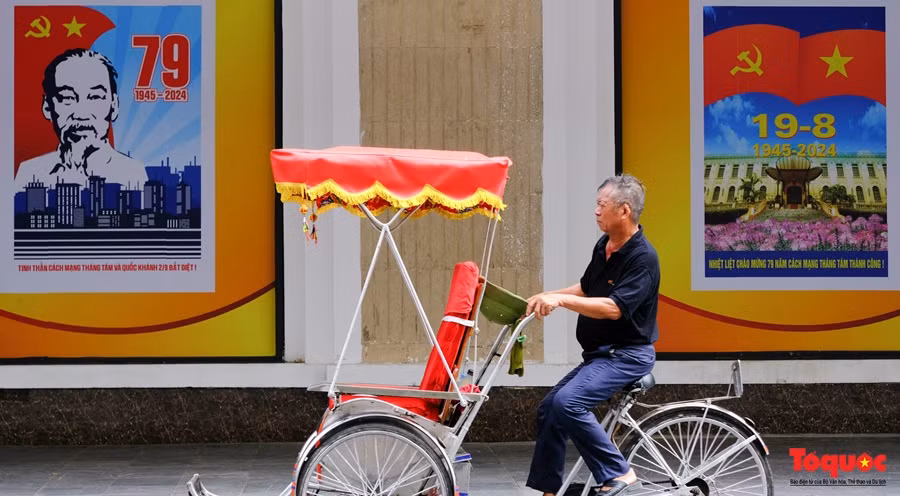 Les rues de la capitale sont remplies de banderoles et affiches rouges.