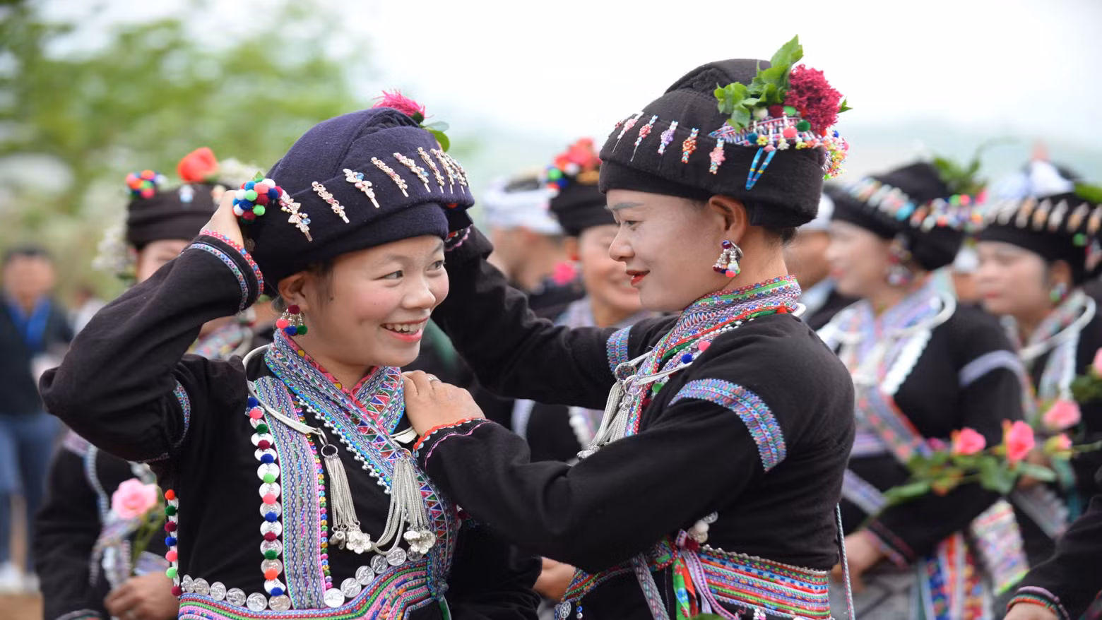 Les femmes s’habillent des foulards et des jupes dans la joie de la fête. Photo : nhandan.vn