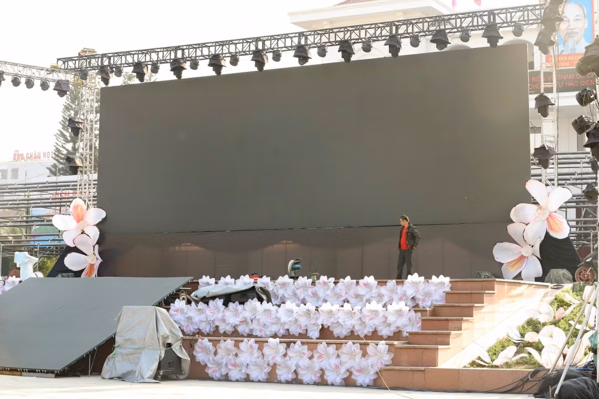 Installation d'une scène sur la place du 7 mai dans la ville de Diên Biên Phu se prépare à la cérémonie d'ouverture de l'Année nationale du tourisme de 2024. Photo : VOV.