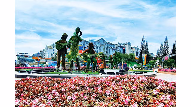 Chaque festival des fleurs de Dà Lat attire environ 300 000 à 400 000 touristes nationaux et internationaux. Photo: dulich.laodong.vn Chaque festival des fleurs de Dà Lat attire environ 300 000 à 400 000 touristes nationaux et internationaux. Photo: dulich.laodong.vn