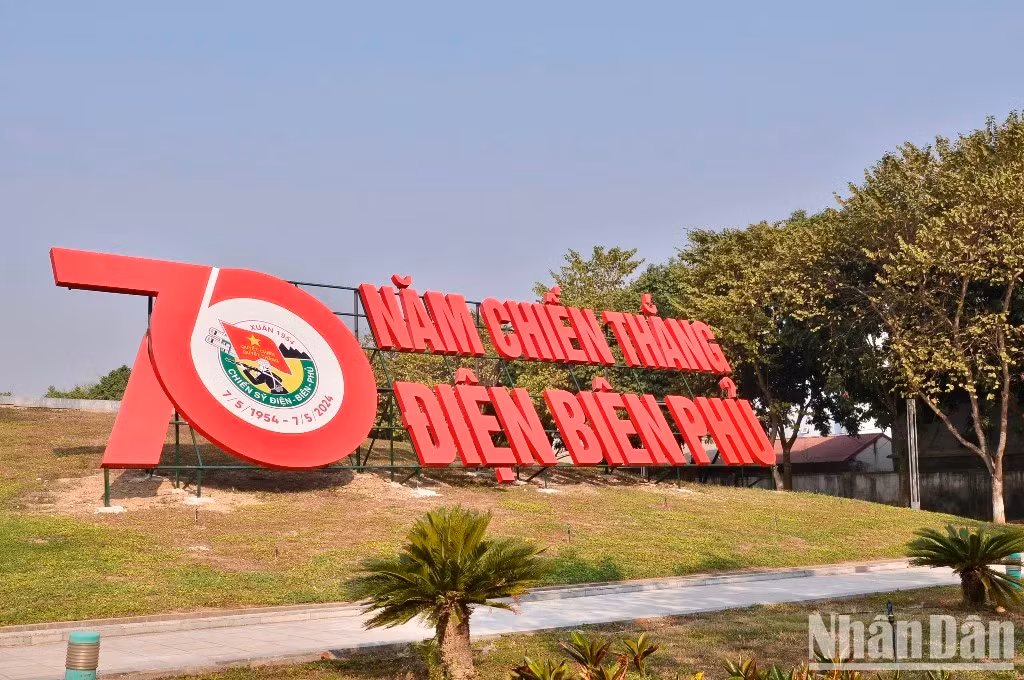 Les panneaux de propagande célèbrent le 70e anniversaire de la Victoire de Diên Biên Phu au Musée de la Victoire de Diên Biên Phu. Photo : nhandan.vn