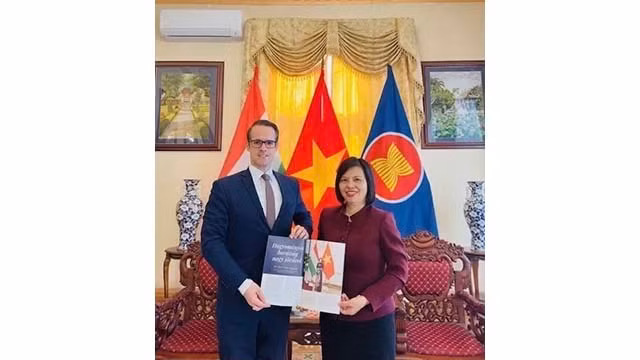 Le docteur Levente Horvath a exprimé le souhait que le magazine Eurasia puisse publier davantage d’informations sur les réalisations de l’œuvre de « Đổi mới » (Renouveau) et de développement du Vietnam. Photo : baoquocte.vn