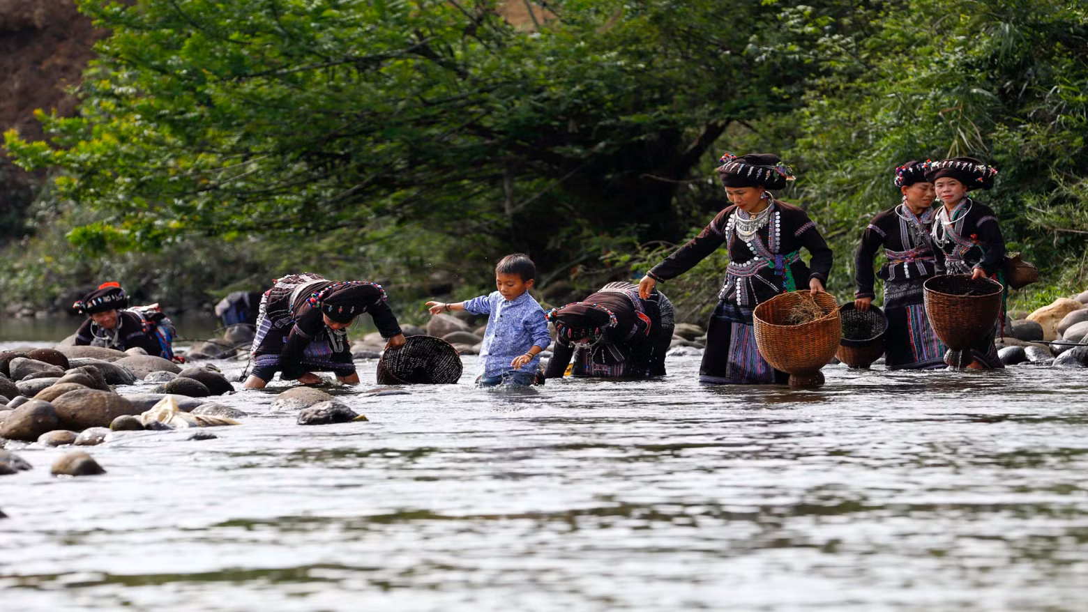 Les gens participent à la capture de poissons en rivière sous de nombreuses formes. Photo : nhandan.vn