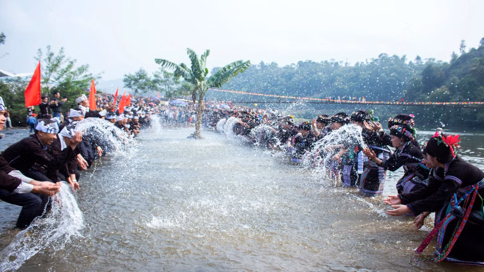 L'éclaboussures de l'eau est l’activité la plus attendue pendant la fête « Bun Vôc Nam ». Photo : nhandan.vn