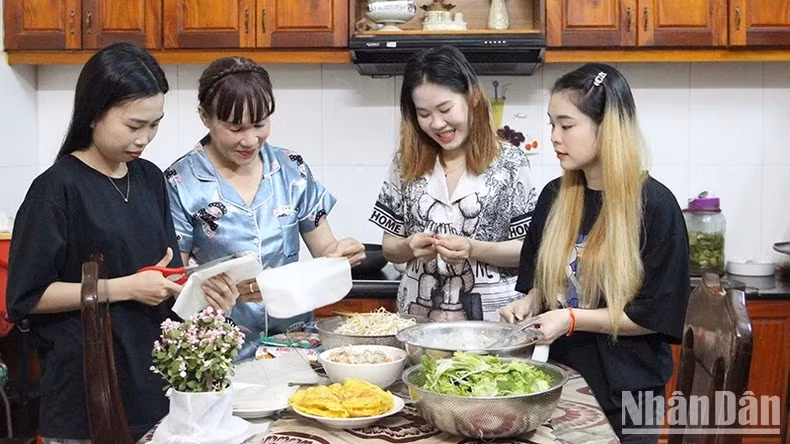 Des filles laotiennes dans une famille de parents vietnamiens dans le cadre du programme de séjour chez l’habitant pour les étudiants laotiens.