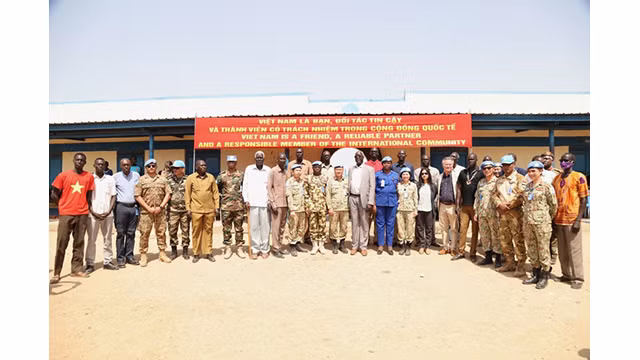 Les délégués ont assisté à la cérémonie d'inauguration et de remise des œuvres humanitaires, données par l'équipe du génie du Vietnam n°1 du Vietnam au lycée d'Abyei. Photo fournie par l'équipe du génie n°1 du Vietnam.