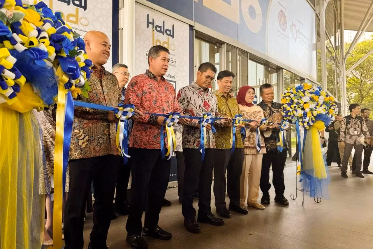 L'ambassadeur Ta Van Thong a participé à la coupe du ruban d'ouverture de l'Exposition industrielle internationale Halal Indonesia 2024. Photo : Ambassade du Vietnam en Indonésie. L'ambassadeur Ta Van Thong a participé à la coupe du ruban d'ouverture de l'Exposition industrielle internationale Halal Indonesia 2024. Photo : Ambassade du Vietnam en Indonésie.