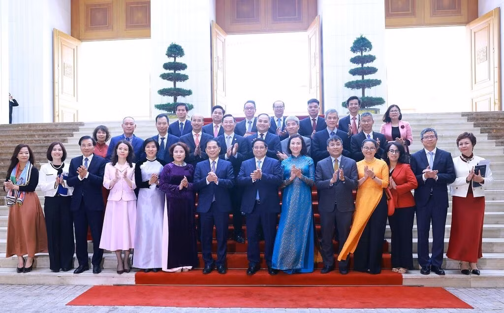 Le PM et les nouveaux ambassadeurs et chefs des représentations vietnamiennes à l'étranger. Photo : VNA