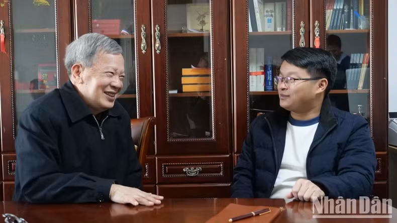Le chercheur Ling Dequan a accordé une interview au correspondant permanent du journal Nhân Dân en Chine. Photo : NDEL.