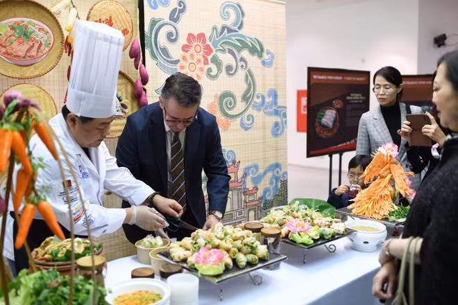 La gastronomie vietnamienne contribue à diffuser les valeurs de la culture vietnamienne à l'international. Photo : VNA.