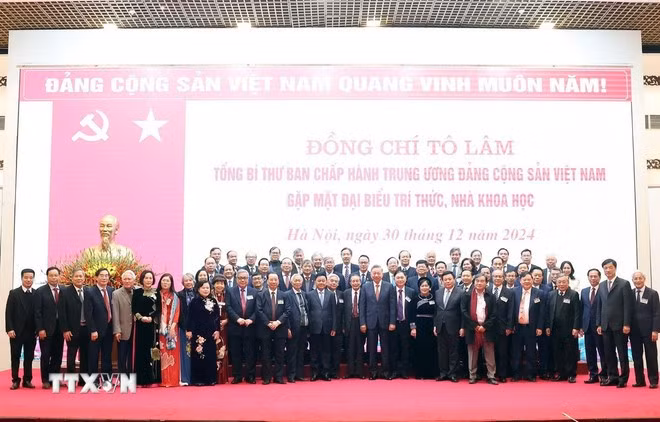 Le secrétaire général du Parti communiste du Vietnam, Tô Lâm, rencontre les intellectuels et scientifiques, à Hanoi, le 30 décembre 2024. Photo : VNA.